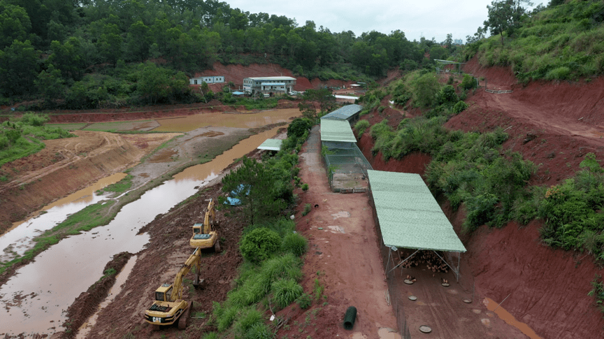 后来,张柏铭在山上抓了几只野鸡,让野鸡跟这只山
