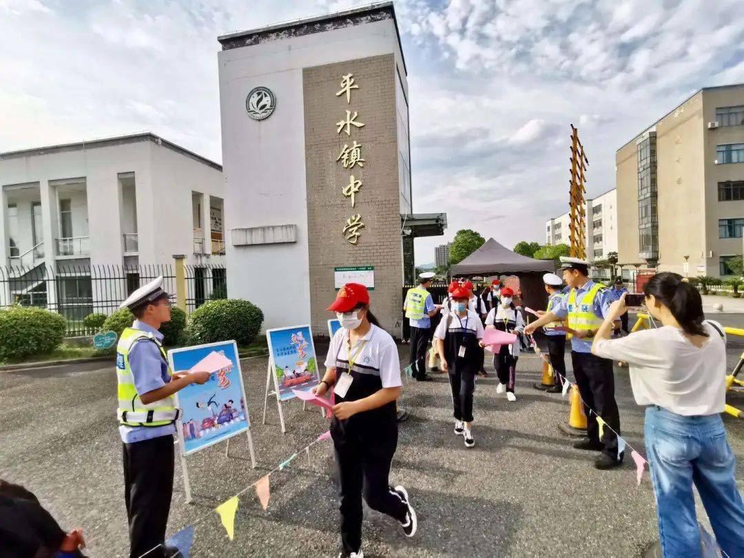 5,平水交警中队走进平水镇中学宣传交通安全,并对绍甘线平阳村段干道