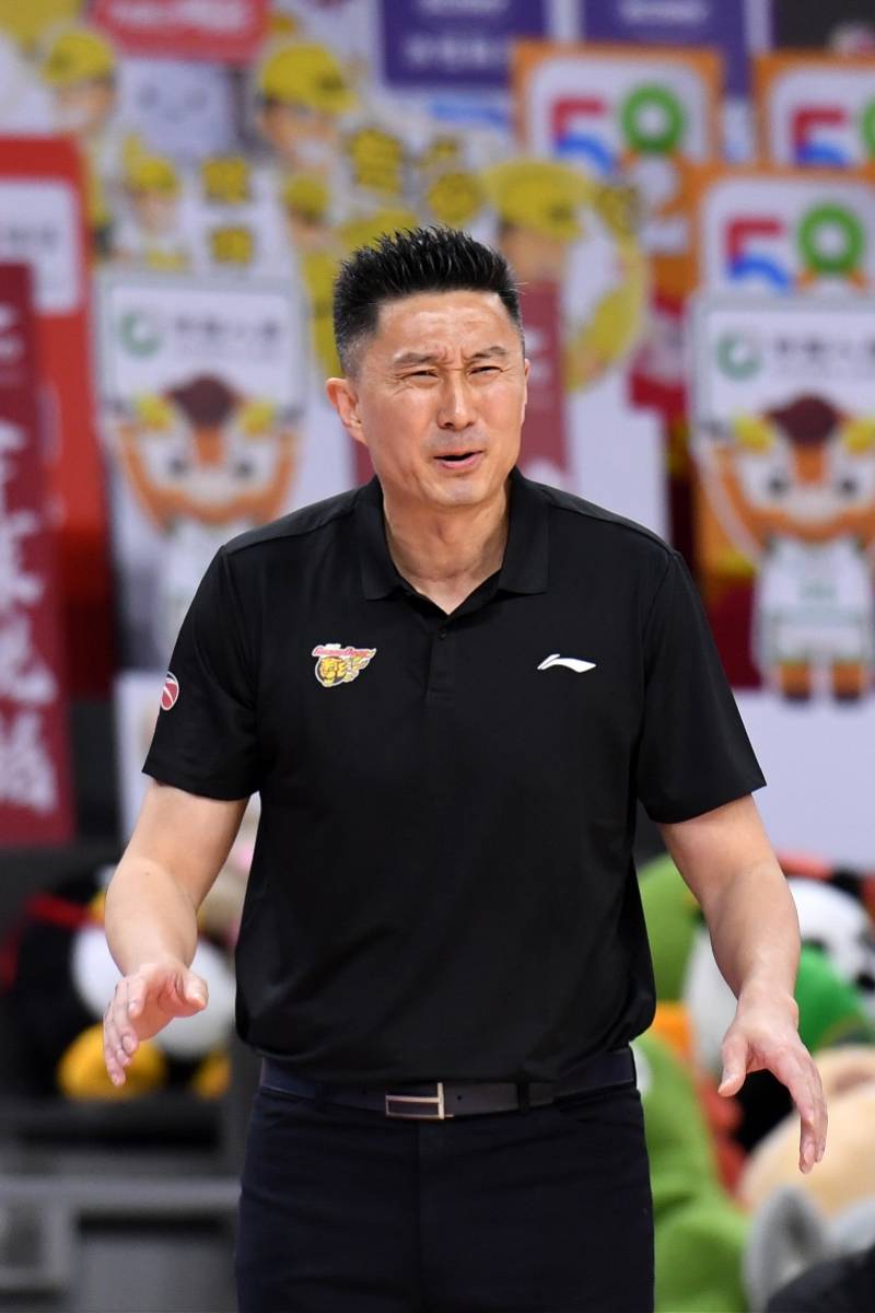 德比战广东队大胜深圳男篮,杜锋雪藏易建联为"背靠背"做准备