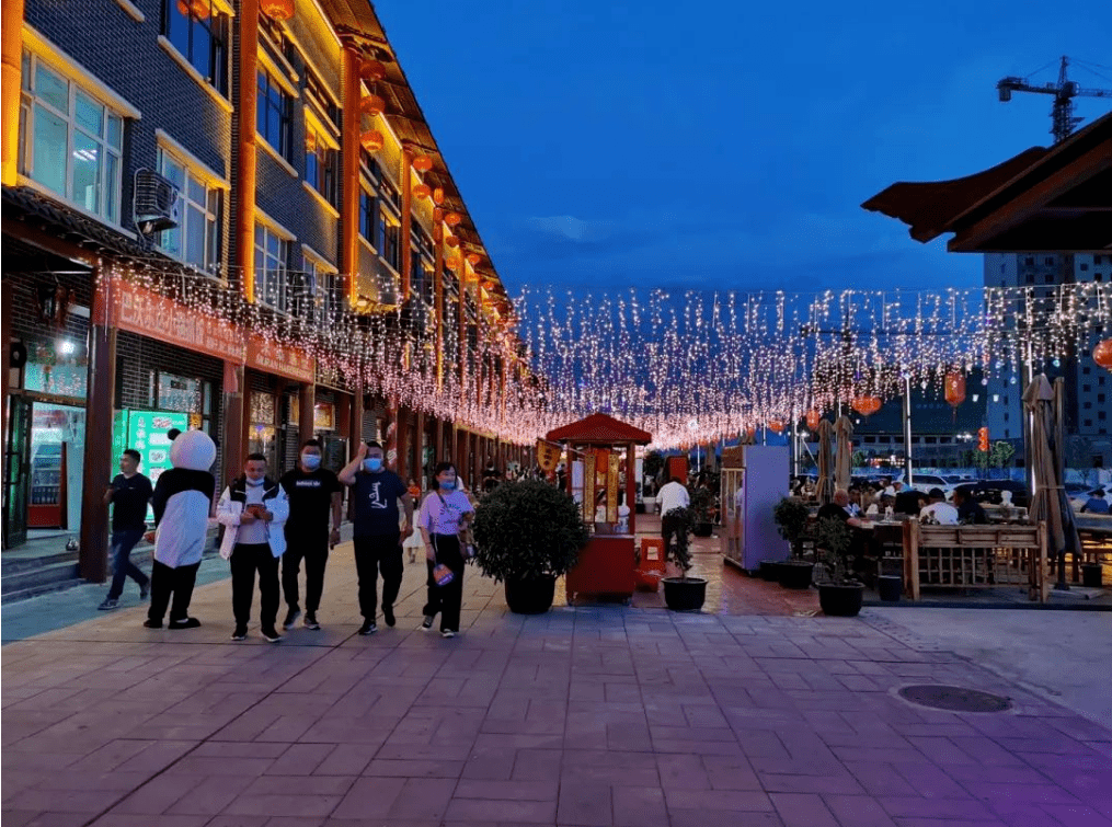 08灯光璀璨,小吃丰富这里的北京桥夜市来源:博州商务局提供城市综合体