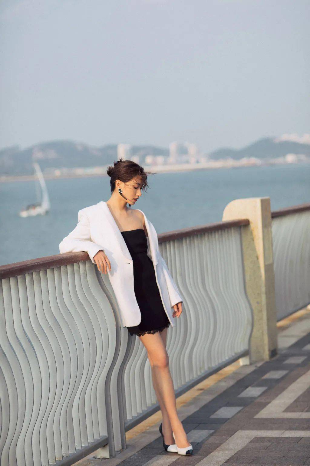 黑色抹胸小礼服裙性感迷人,外搭白色西装外套更添若隐若现的美感.