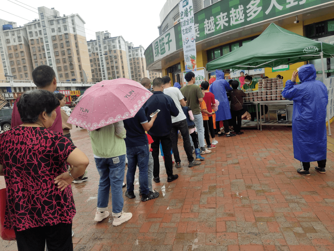 什么情况昨天六安街头数万人冒雨排队