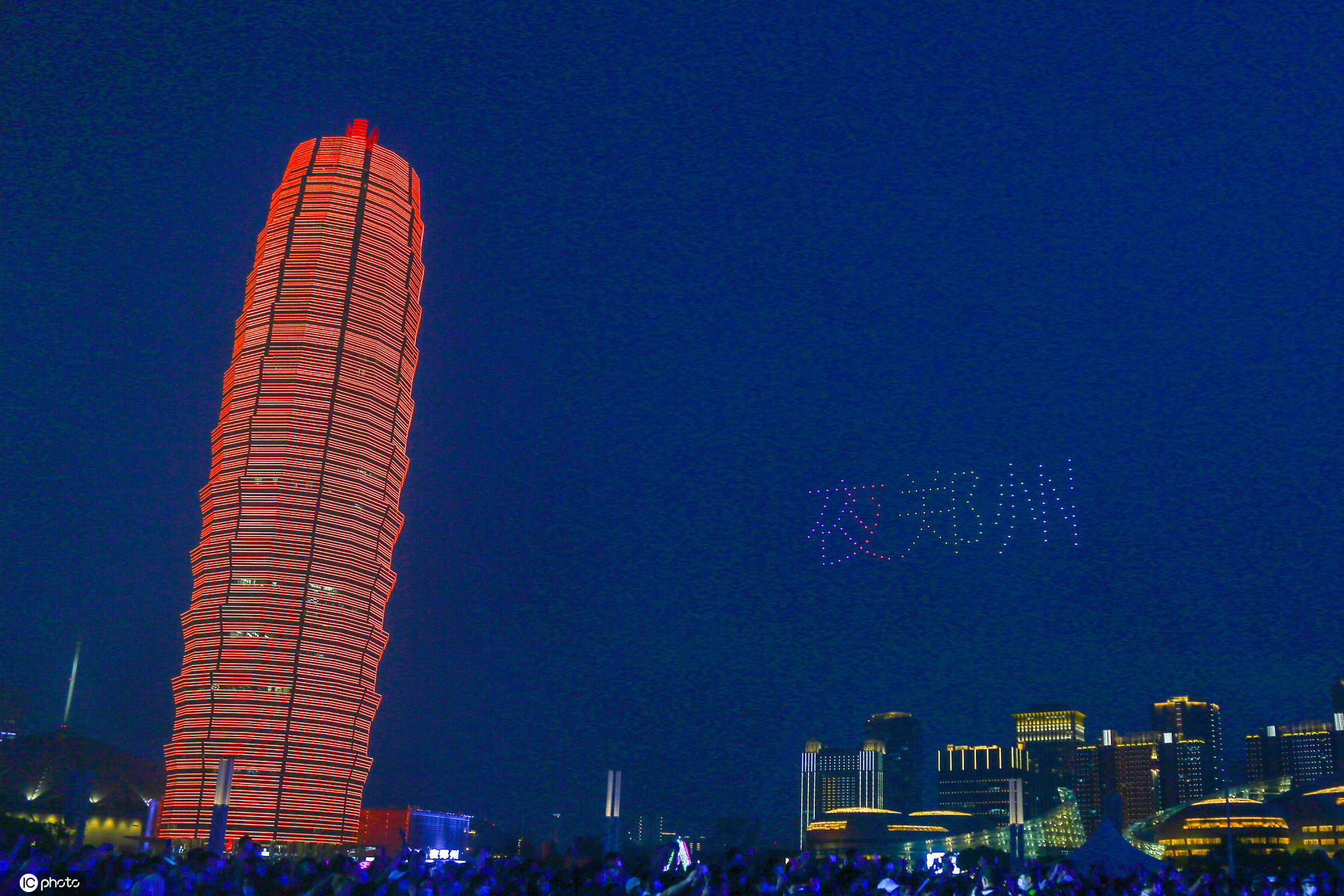 郑州150架无人机编队光影酷炫 与城市地标联袂上演灯光秀