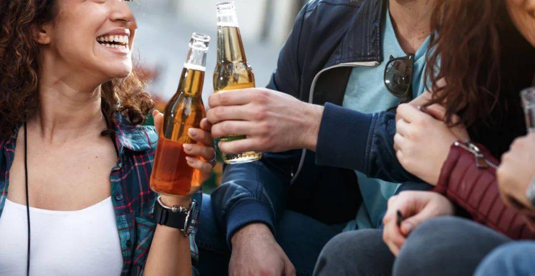 在公共场合抽烟喝酒?温哥华政府:不行!违者罚款$230加币!_公园