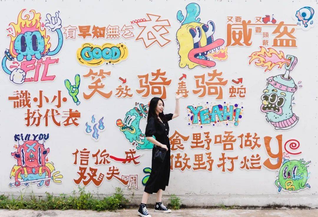 红色电话亭,彩色轮胎,盏鬼粤语墙.随手一拍都能出片.