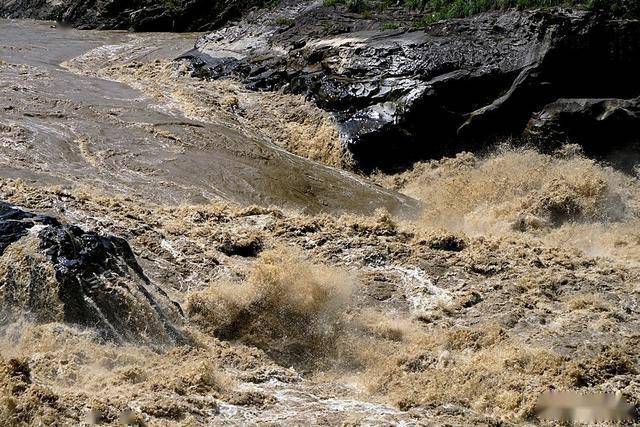 怒江天险"老虎跳"浪花飞溅,惊涛拍岸
