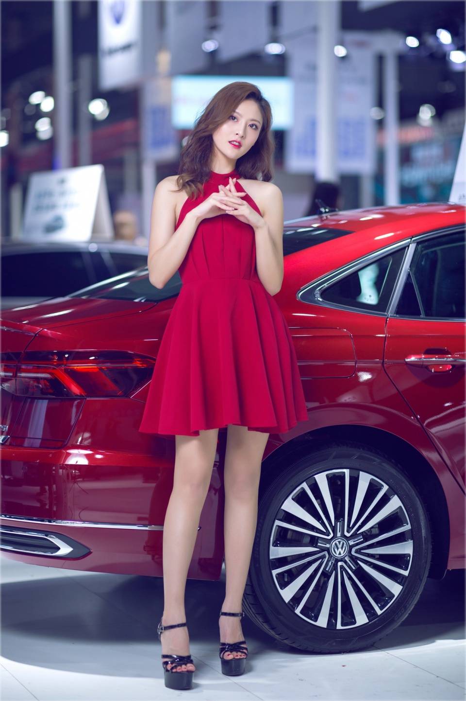 最靓国模红衣似火白衣如雪