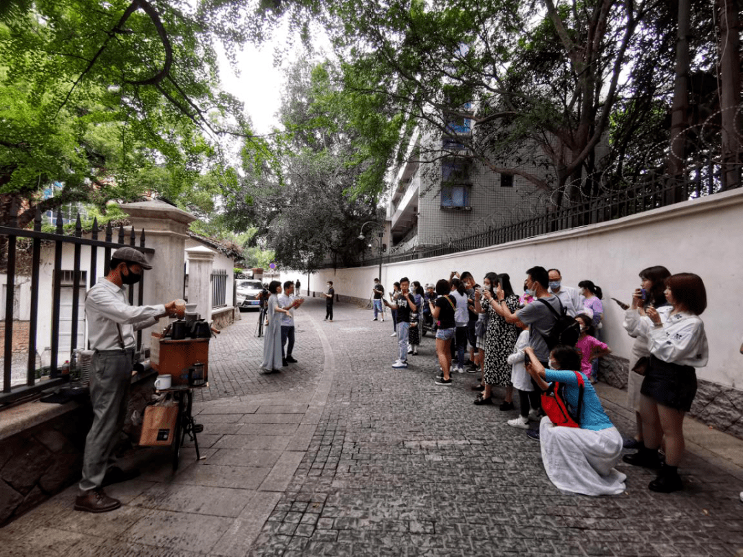 福州知了教堂门外,民国风的"咖啡大叔"和他的移动咖啡店成为了乐群路