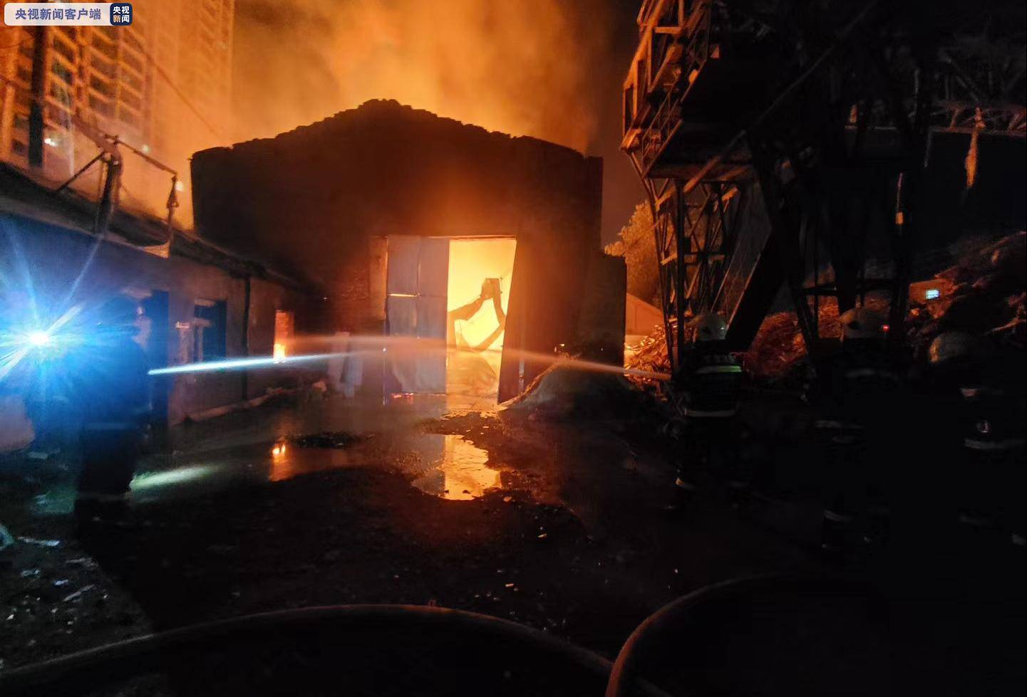 甘肃兰州一食品仓库发生火灾 暂无人员伤亡