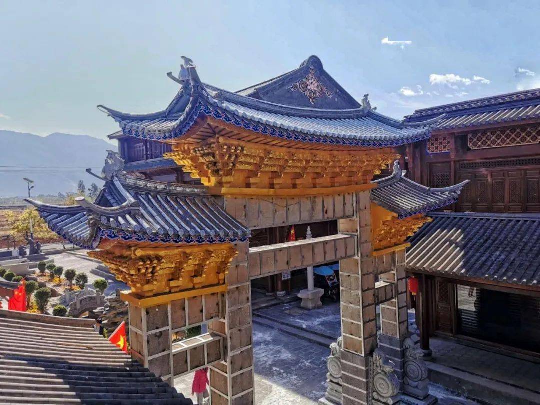 鹤庆新华银匠村匠心打造中国第一银牌坊