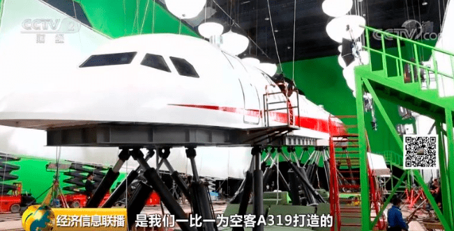 在《中国机长》的拍摄过程中,剧组曾辗转重庆江北机场,成都双流机场