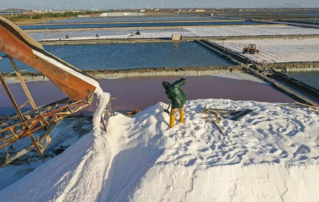"高岛盐场的生产副总经理于培森是一位有着30多年制盐经验的"老盐工"
