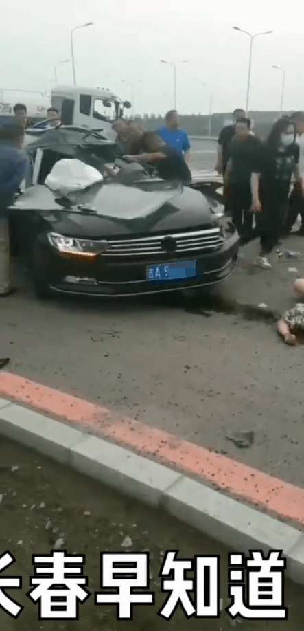 长春硅谷大街一起惨烈车祸,迈腾和洒水车相撞,多人受伤!