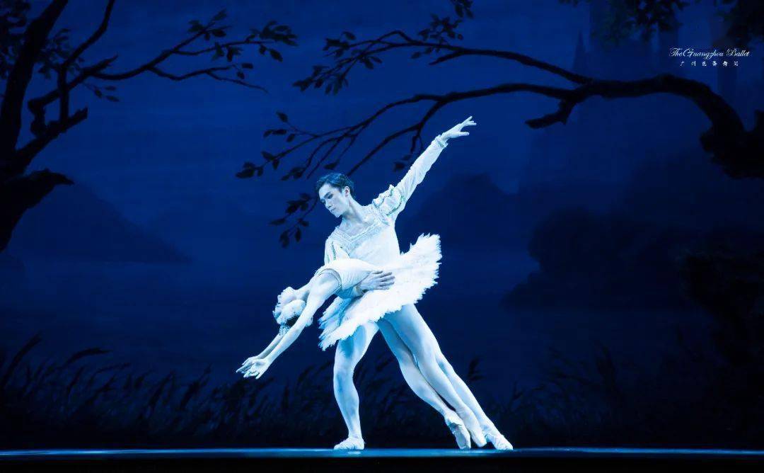 舞剧的第二幕表现的是一群白天鹅正披着月光,在湖上飘游.