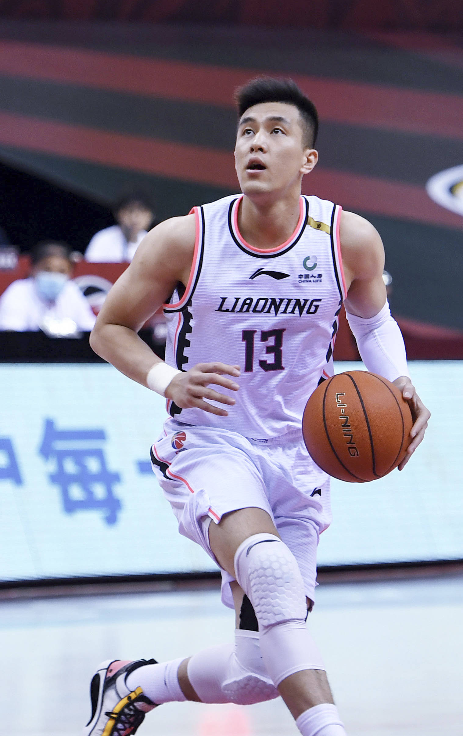 6月23日,辽宁本钢队球员郭艾伦(右)在比赛中伺机投篮.