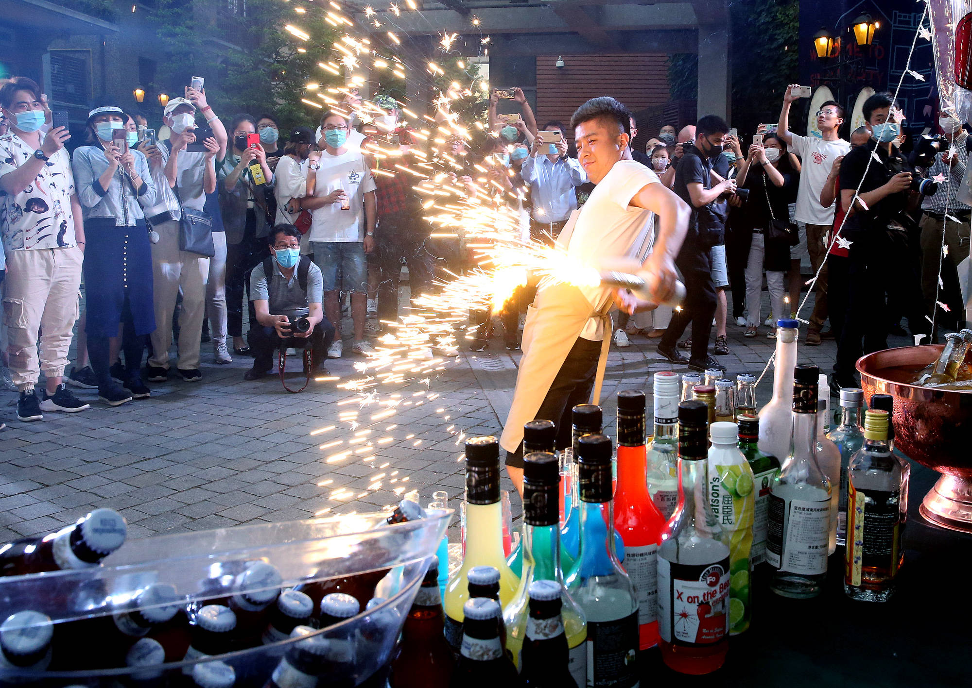 里的国际范儿调酒师在上海思南公馆露天夜市表演花式调酒(5月24日摄)