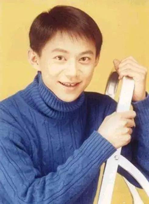 何炅弯腰主持上热搜,真相曝光令人吃惊,网友:duck不必!