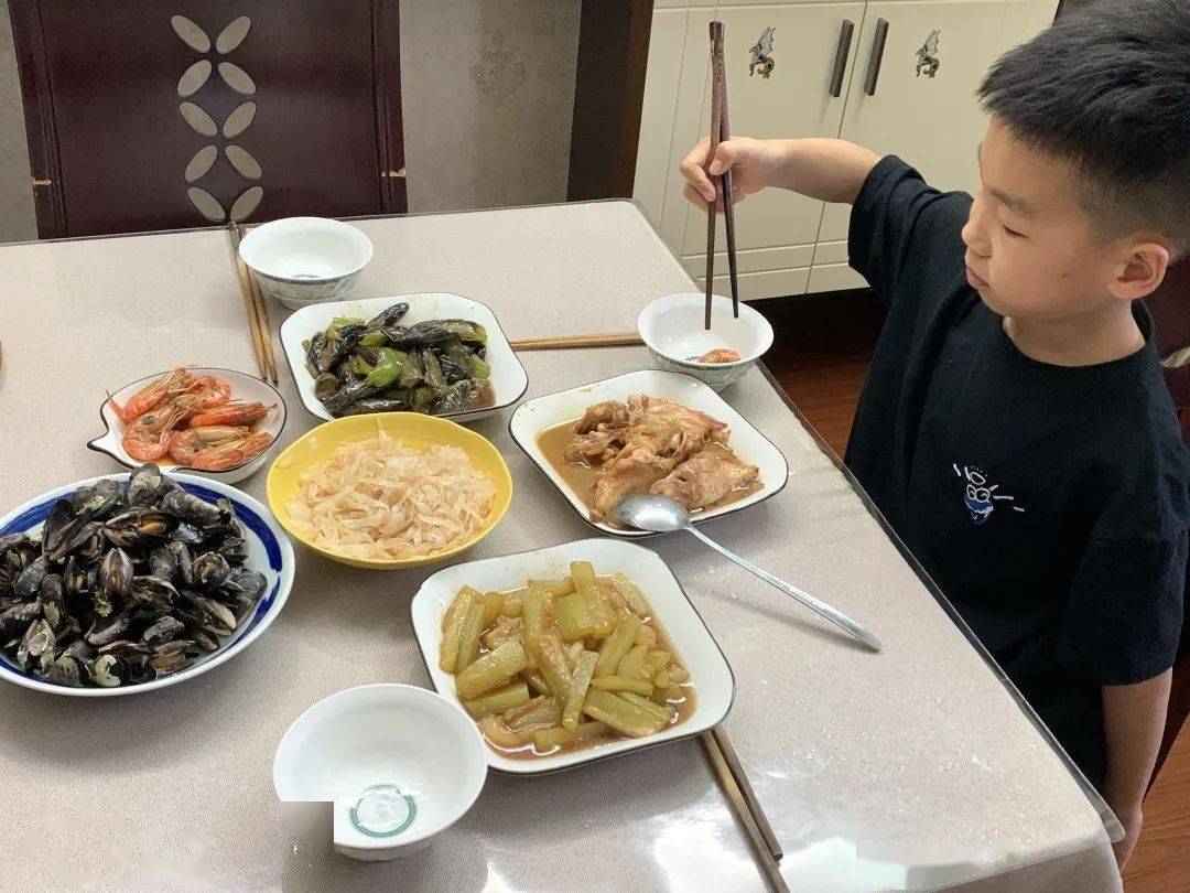 【美赏德育】公筷公勺 为爱夹菜_文明