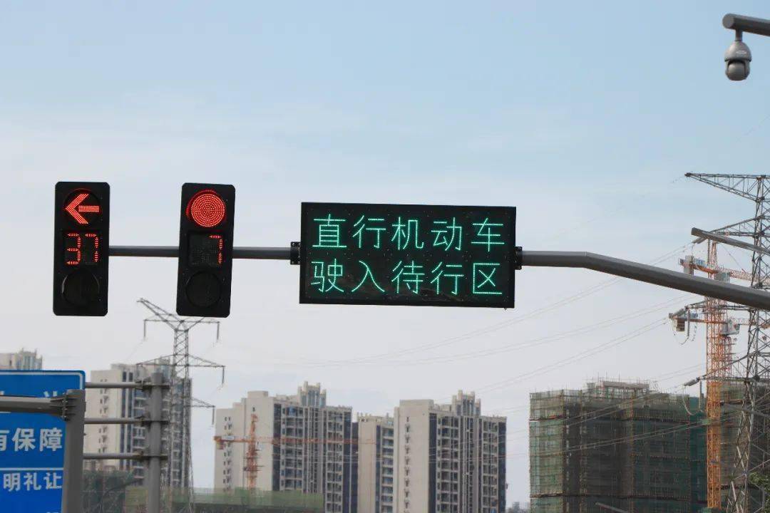 目前,实行"直行待行区"的路口设有电子警察抓拍系统.