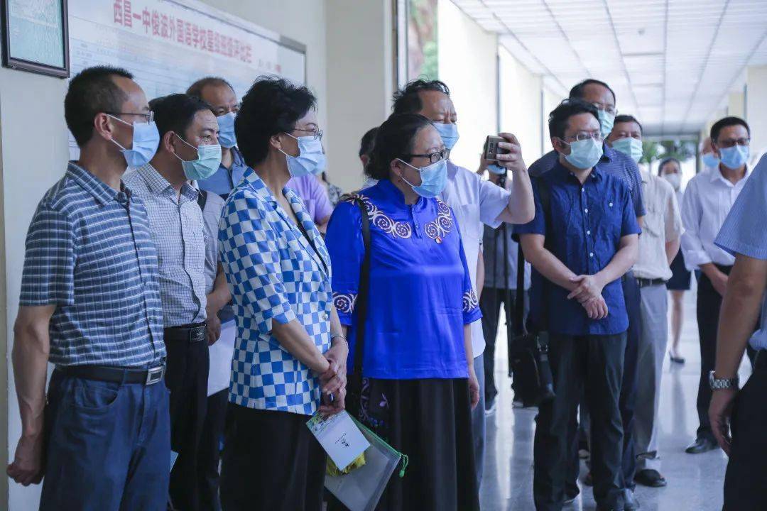 西昌市教育体育和科学技术局局长龙波现场汇报了西昌市《义务教育法》