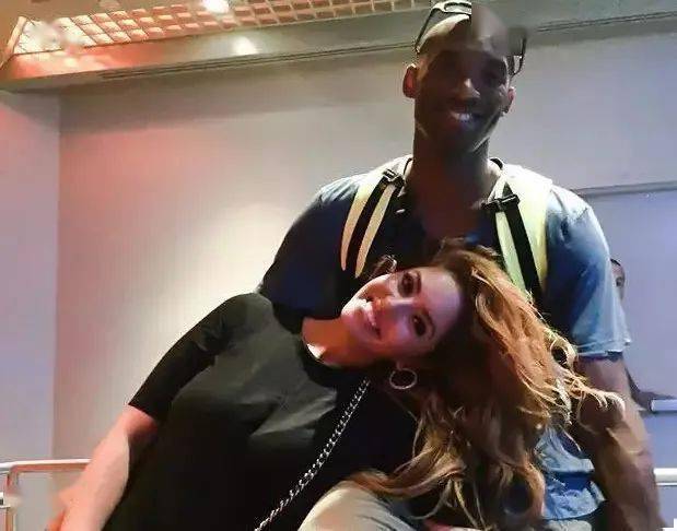 科比去世5个月老婆被10多名运动员求爱一个纹身说明了一切