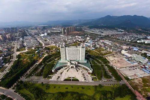 天台县副县长陈天新,县府办副主任上官诚凯,县新区委主任张式祥,街道