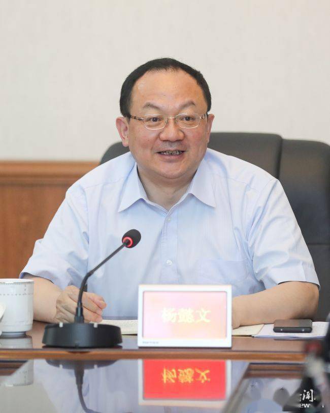 (6月24日下午,娄底市委副书记,市长杨懿文主持召开全市防汛会商会)