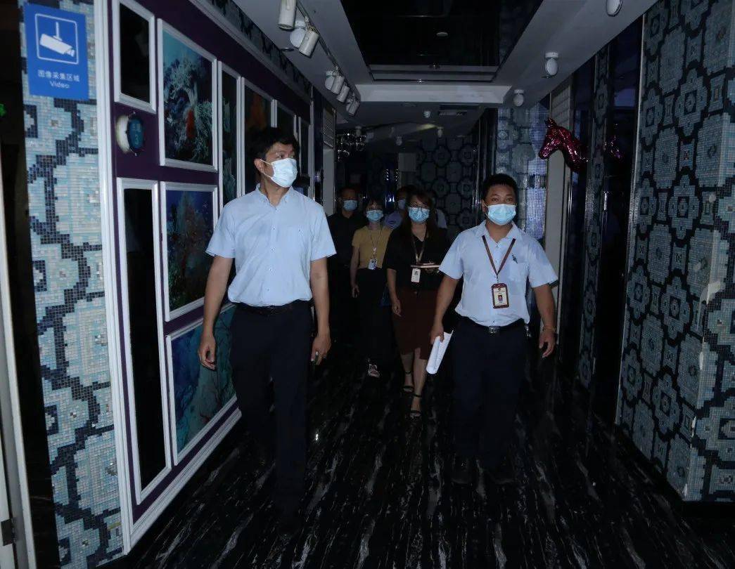 坦洲镇副镇长何俊烨,吕志兴带领镇城管执法分局,市场监管分局,应急