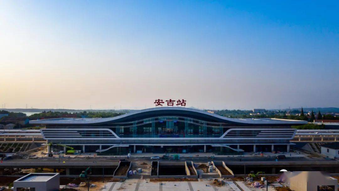 两位站房设计师方文彬,吕志雄一起,去马上就要投入使用的安吉站看看吧