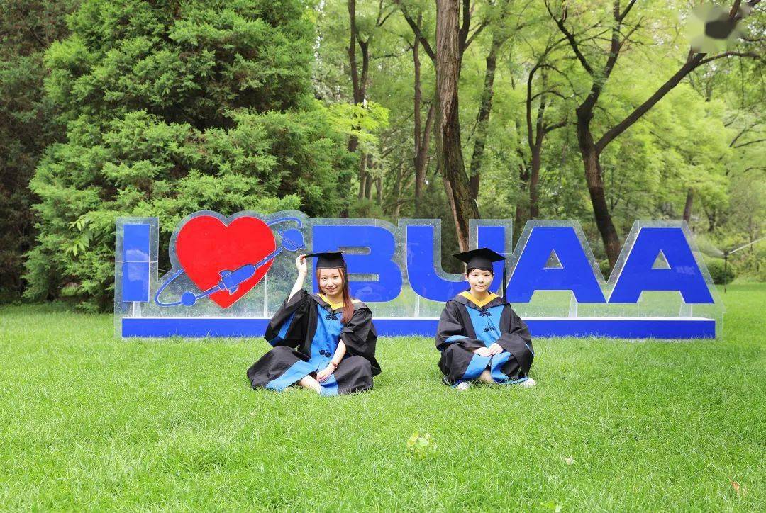 这就随小萱拆开包裹  查收独一无二的 一,学位服,送给你!