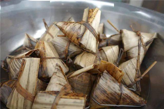 包粽子的用料是平乐的斑竹竹笋壳,里面的馅料只是白净的糯米.