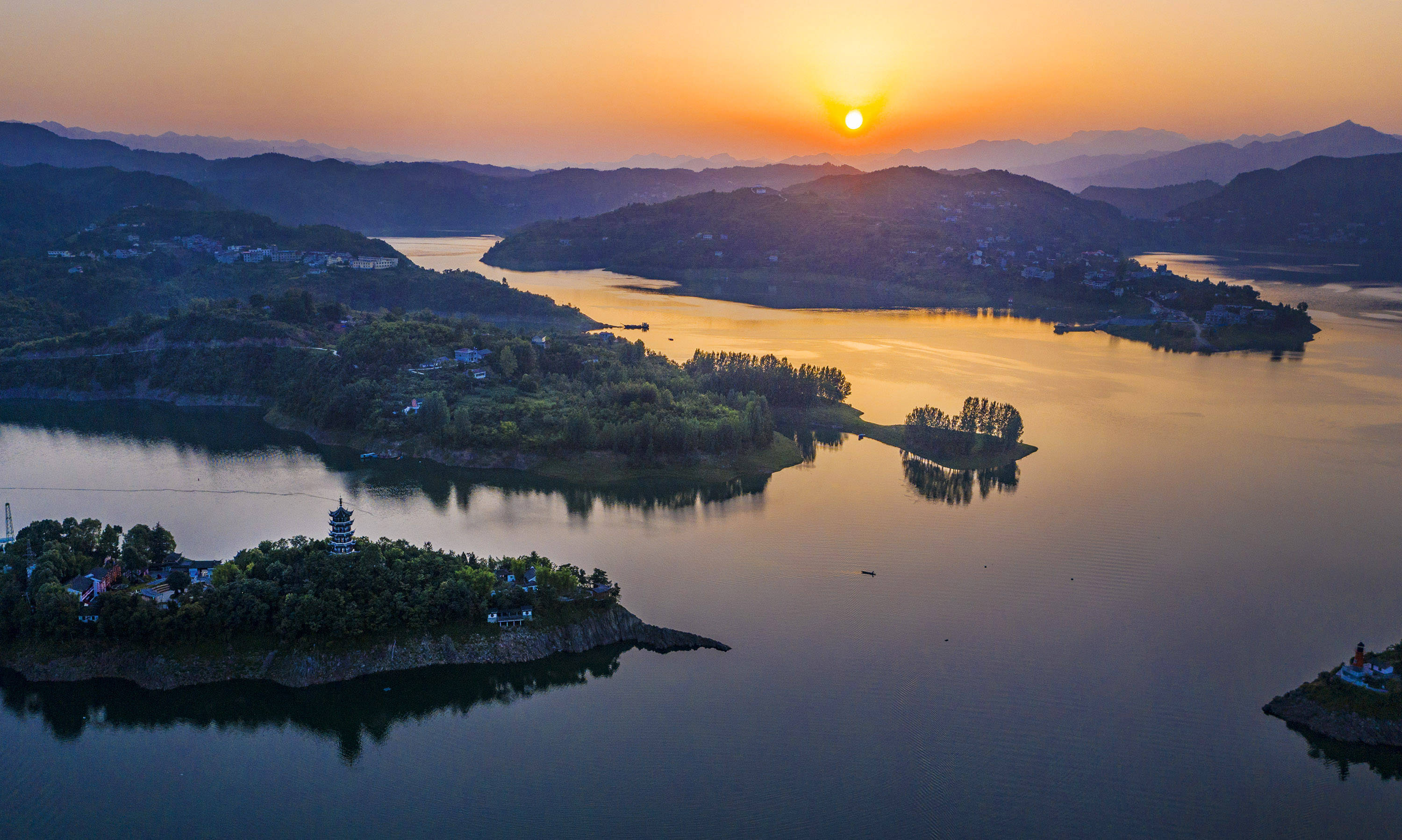 新华社照片,安康(陕西) ,2020年6月25日汉江美景入画来6月24日,夕阳映