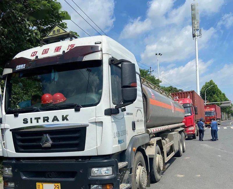 品運輸車輛尤其是槽罐車開展安全檢查,重點檢查危險貨物運輸車輛有無