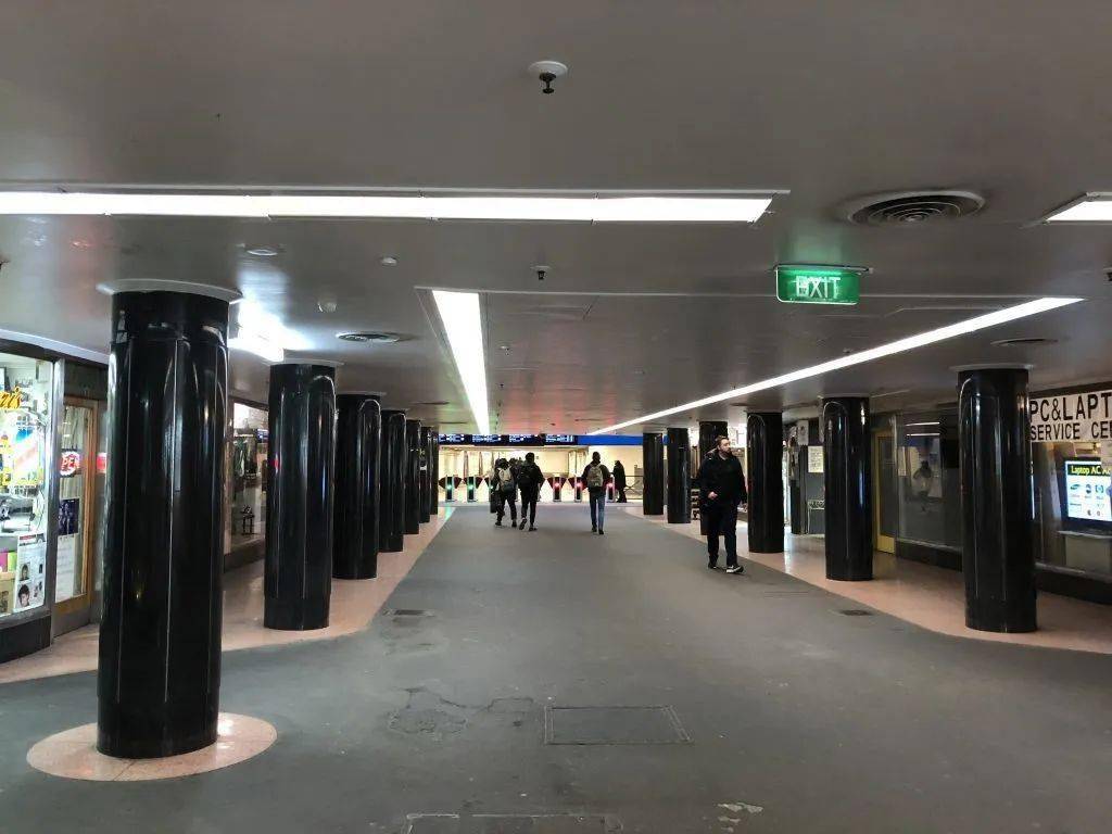 cbd地下通道变身彩虹走廊只为了在困难的日子里给每个墨尔本人一点甜