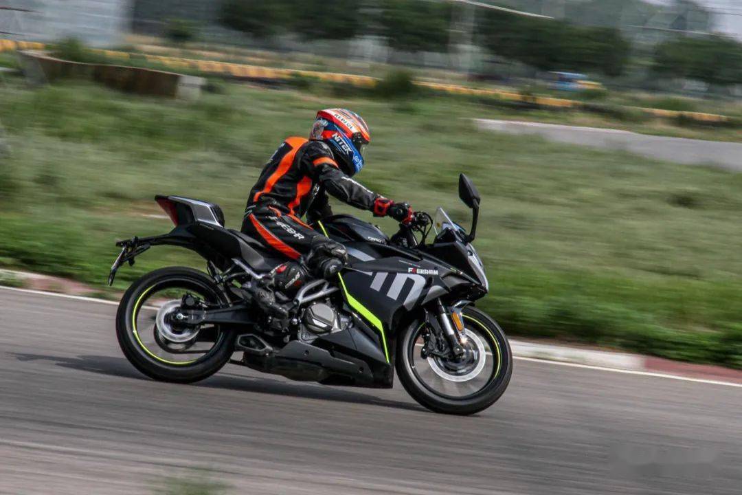 只为透彻的感受,赛道体验春风250 sr丨把玩