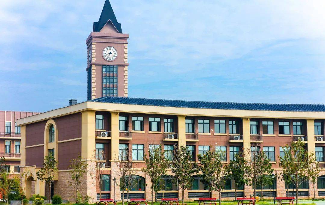 为增强学生的爱国意识,提升领袖气质,国际视野,西安枫叶国际学校线上