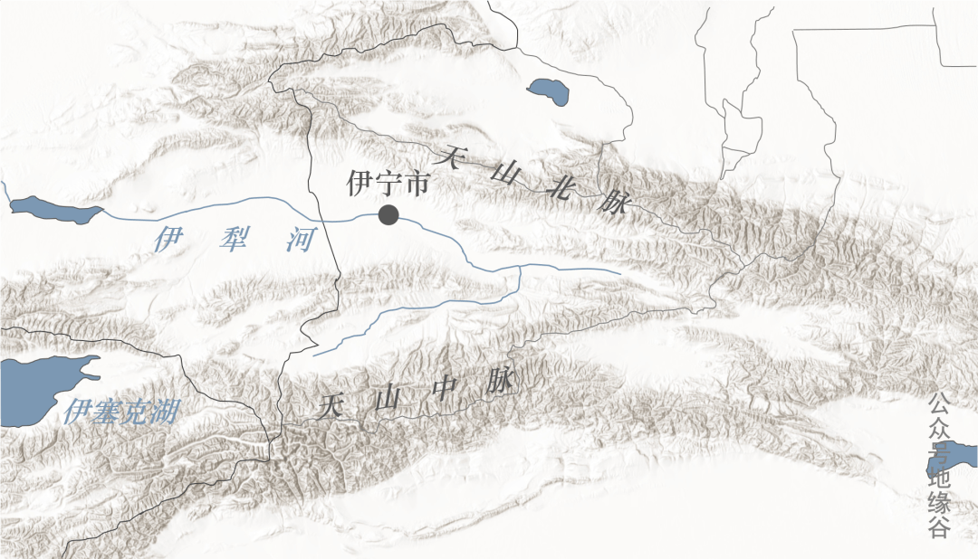发源于天山腾格里峰的伊犁河从山脉之间穿流而过,在上游形成了水草