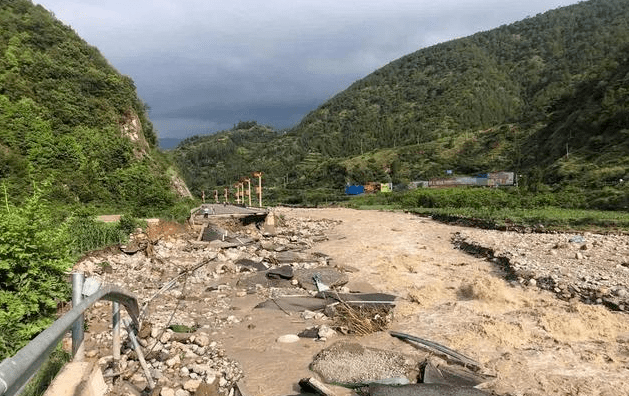 冕寧縣城至高速公路快速通道路基被沖斷