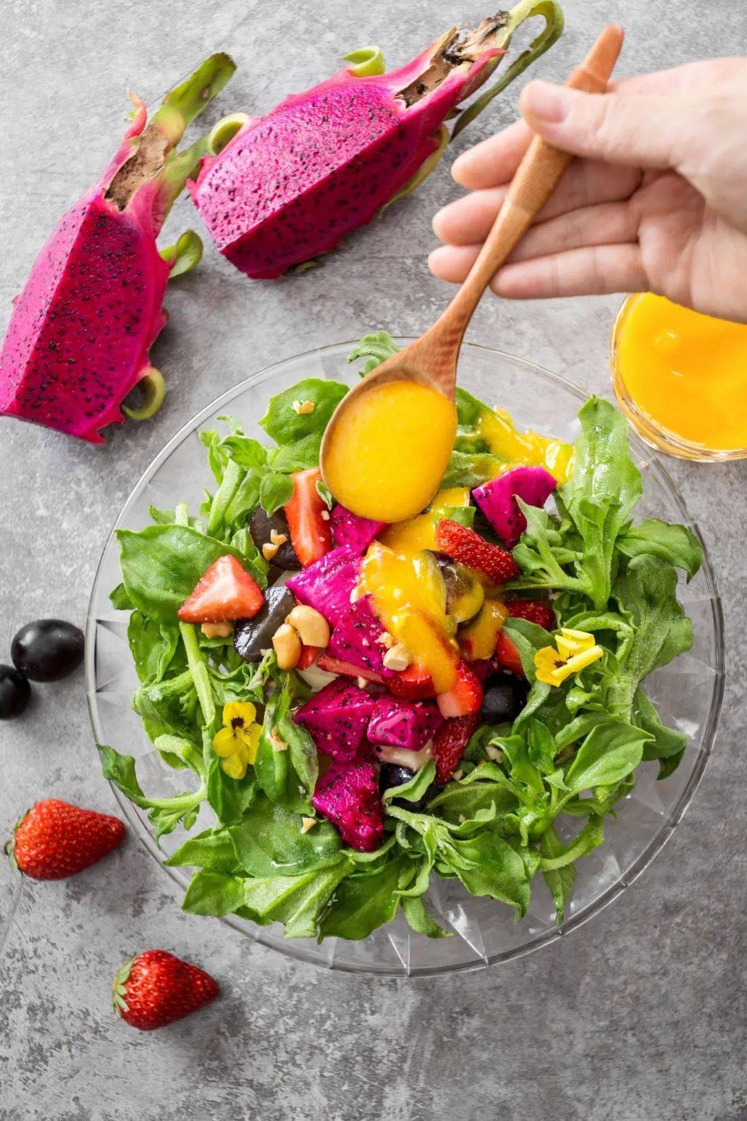 呈现出不燥新颖的别样口感但与清爽的蔬菜沙拉融合后虽然经过高温油炸