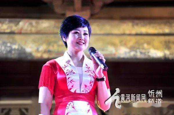 歌曲《妹妹想哥泪蛋蛋流》《大登殿》表演:王清荷歌曲《远情》表演