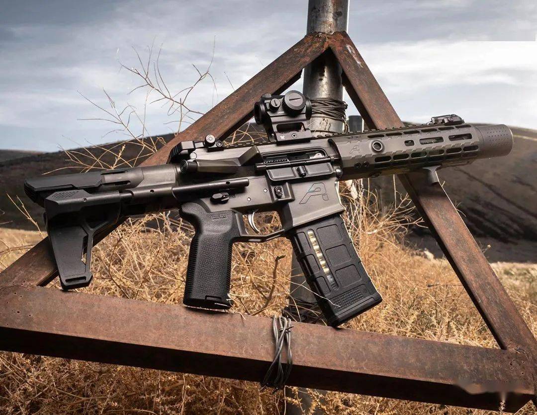 枪械摄影大作巧妙的色彩搭配是画龙点睛之笔