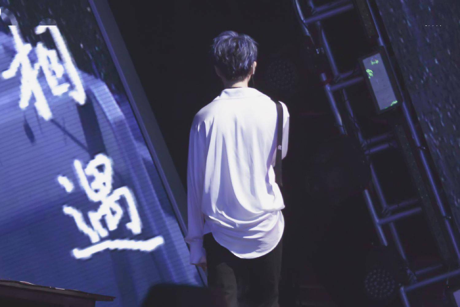 王俊凯背影成长系列,往前走不回头