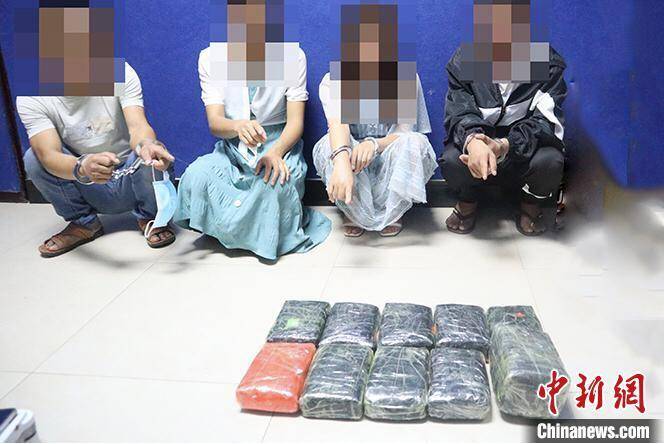 图为云南警方抓获的犯罪嫌疑人及缴获的毒品.红河边境管理支队供图