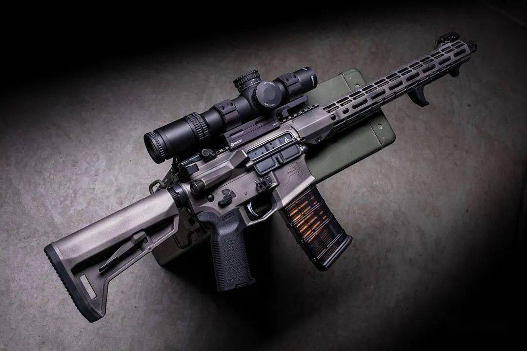 枪械摄影大作巧妙的色彩搭配是画龙点睛之笔