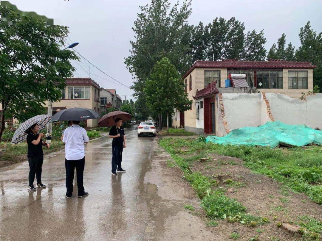 晚九点,g327改建工程汶上段三十里铺涉及拆迁房屋正在进行拆除工作,镇