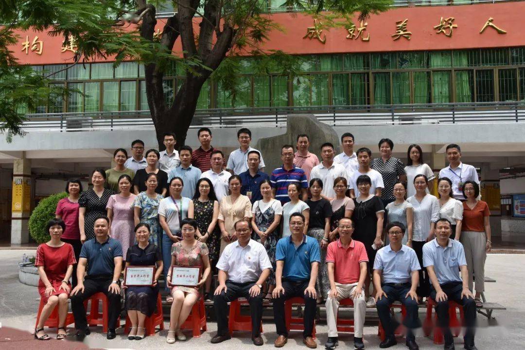 镇教育管理中心黎银凤老师和钟伟宏老师,低涌中学张云凯校长,黄麟祥副