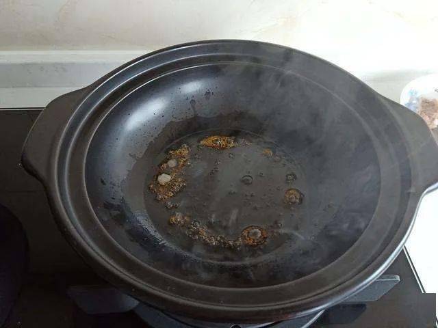 他挨家挨户查看,消灭安全隐患