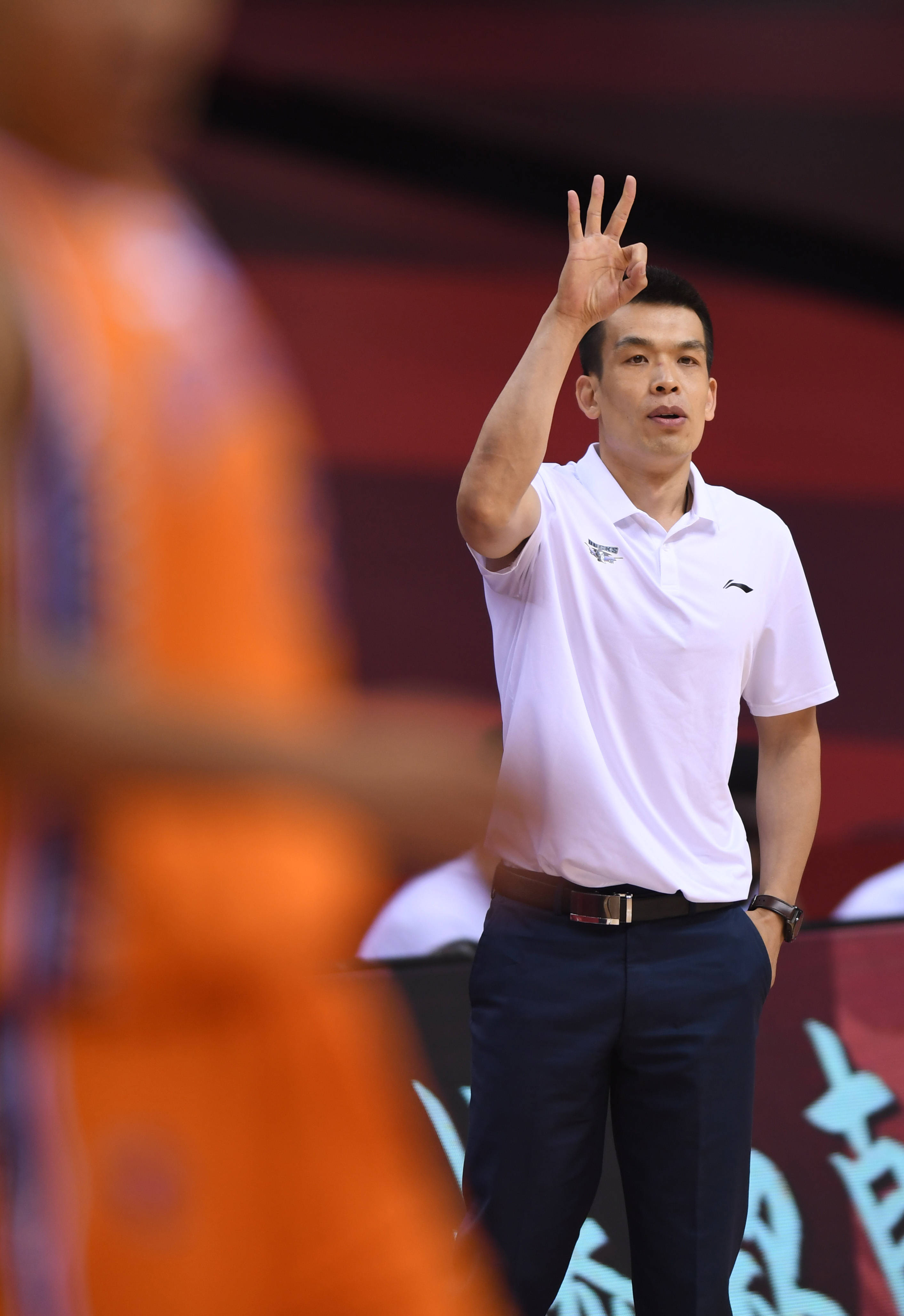 6月28日,北京首钢队代理主教练解立彬在场边指导.