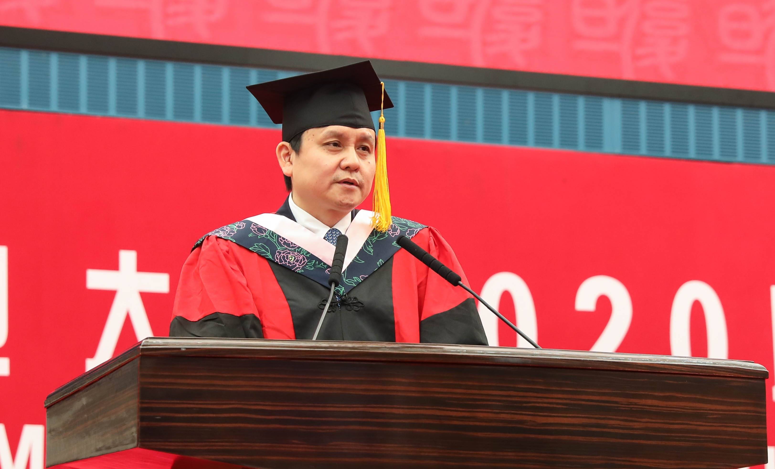 图源:复旦大学官方微博在毕业典礼中,张文宏作为教师代表发言,他表示