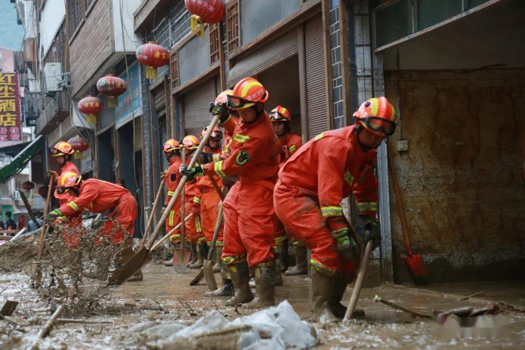 致敬洪水中遵义消防员以肩为梯搭起生命通道